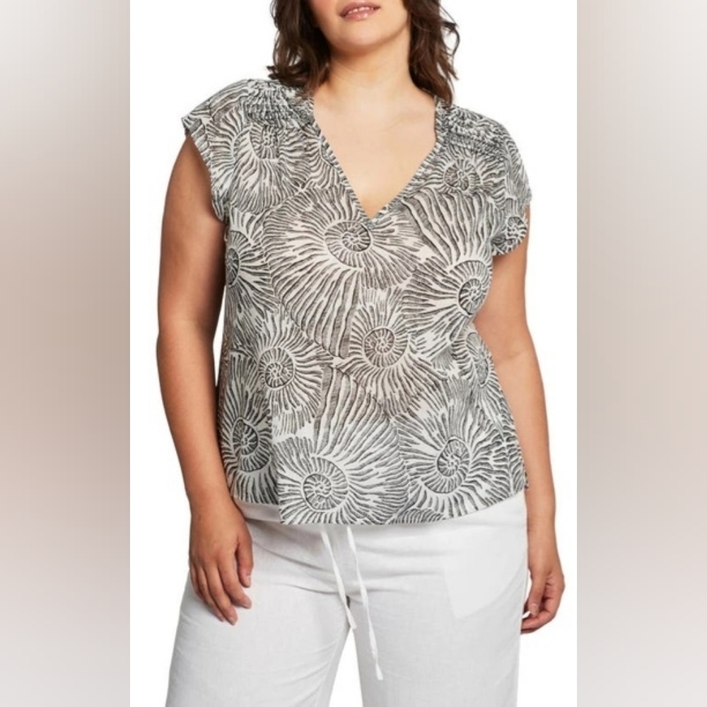 White House Black Market Size XL Women's Black and White Patterned Top